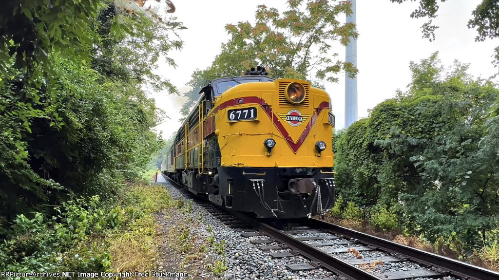 CVSR 6771 comes across Cascade Locks bridge.